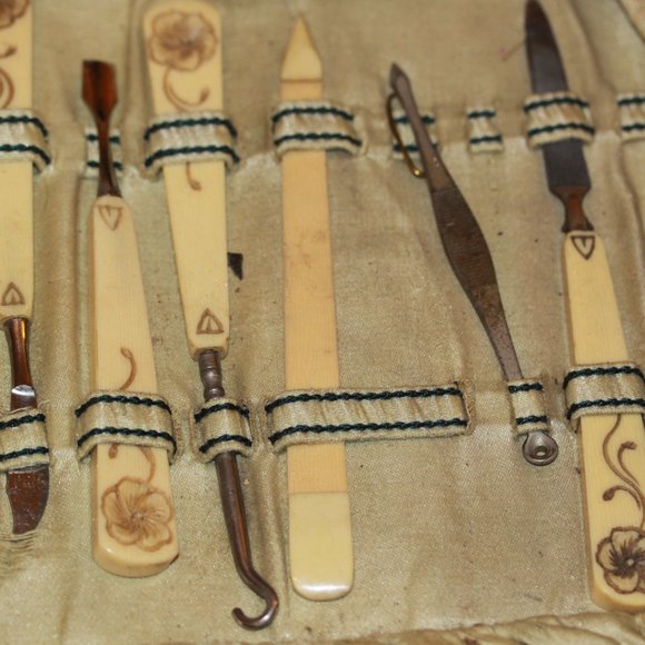 ANTIQUE ART DECO FLOWER BAKELITE VAINTY MANICURE SET in CASE  7 pieces - Picture 3 of 6